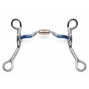Pode incluir: Uma embocadura de cavalo azul e prata com um rolo de cobre. A embocadura tem uma forma curva e é projetada para ser usada com a boca de um cavalo.
