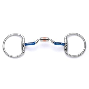 Op de afbeelding: Een blauw en zilveren bit met een koperen roller in het midden. Het bit is aan één kant gemarkeerd met "CAVALOR".