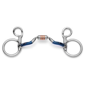 Può includere: Un morso per cavallo in acciaio inossidabile con un design blu e arancione. Il morso ha un bocchino centrale con strisce arancioni e barre blu curve. Anelli circolari con una parte superiore a forma di D.