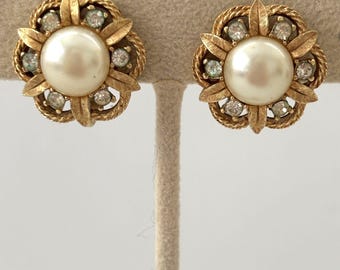 1980s Crown Trifari Faux Pearl Gold Tone Clip Earrings Vintage Cocktail Holiday