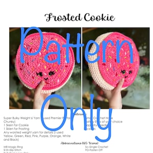 Può includere: Uno schema all'uncinetto per un amigurumi di biscotto glassato. Lo schema include le istruzioni per realizzare il biscotto, la glassa e le codette. Lo schema è scritto in termini americani.