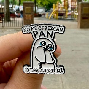 No Me Ofrezcan Pan Enamel Pin – Funny Spanish Meme Pin, Bread Lover Gift, Latin Humor Badge, “No Tengo Autocontrol” Cute Foodie Pin