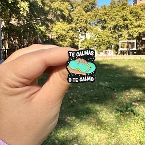 Te Calmas o Te Calmo Enamel Pin | Funny Enamel Pin | Sarcastic Enamel Pin | Inspirational Spanish Quote Pin