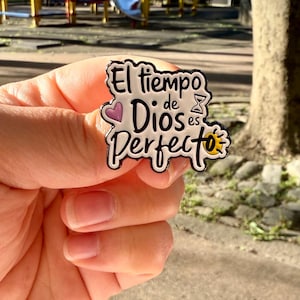 El Tiempo de Dios es Perfecto Enamel Pin – Spanish Faith Pin, Christian Encouragement Gift, Dios es Bueno Lapel Pin, Religious Accessory