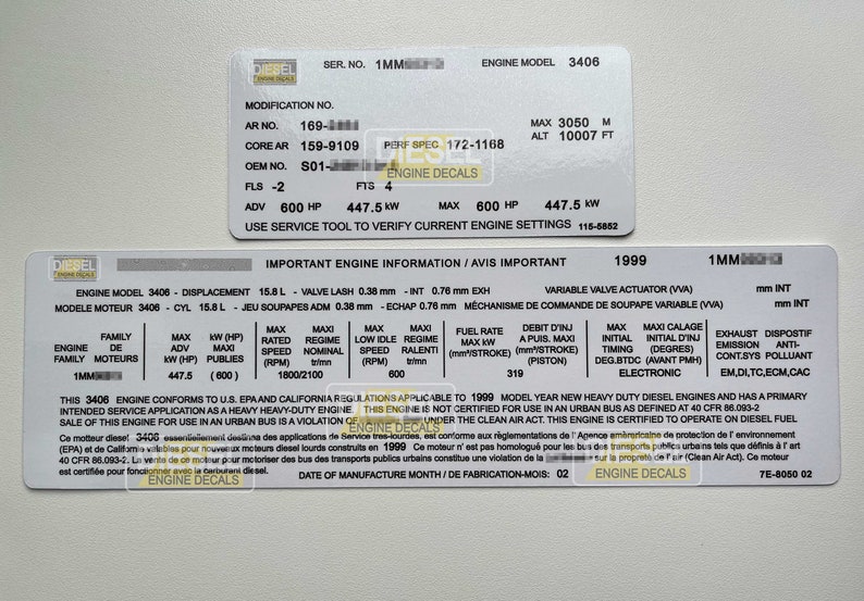Op de afbeelding: Een wit en zwart motorinformatie-etiket met de tekst "Engine Model 3406" en "1MM" erop gedrukt. Het etiket bevat ook informatie over de motors specificaties, zoals cilinderinhoud, klepspeling en brandstofverbruik.
