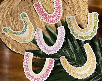 Könnte beinhalten: Sechs gestanzte Aufkleber in Form von U-förmigen Blumenketten. Die Aufkleber zeigen verschiedene Farben wie Rosa, Gelb, Grün und Violett mit komplizierten Blütenblatt- und Blattmustern in geschwungenen Girlandenformen.