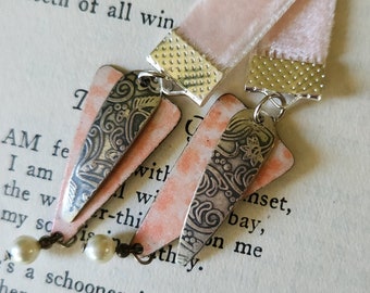 Marcapáginas con dijes bohemios / Cinta de terciopelo color melocotón / Bisutería vintage reciclada / Accesorio de lectura