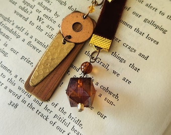 Marcapáginas de cinta de terciopelo estilo bohemio: joya vintage reciclada con forma de libro.
