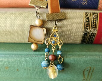 Marcapáginas estilo bohemio con cuentas y forma de candelabro: joyería vintage reciclada, cinta de terciopelo color canela.