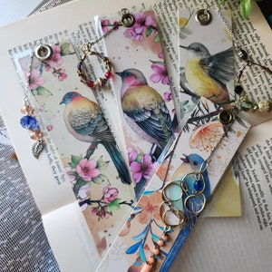 Bellissimi segnalibri con uccelli / Segnalibro fatto a mano in cartoncino / Regalo per club del libro / Regalo per insegnanti / Nappa con gioielli vintage / Idee regalo per osservatori di uccelli
