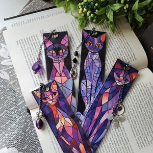 Marque-pages chat violet | Marqueur de livre en papier cartonné fait main | Cadeau club de lecture | pompon bijoux vintage | Cadeau pour amoureux des chats | Oeuvre d'art en vitrail