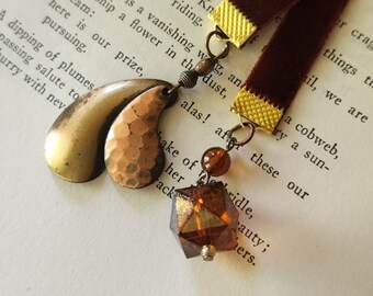 Marcapáginas con cuentas de ámbar y cobre: joya vintage reciclada, cinta de terciopelo.