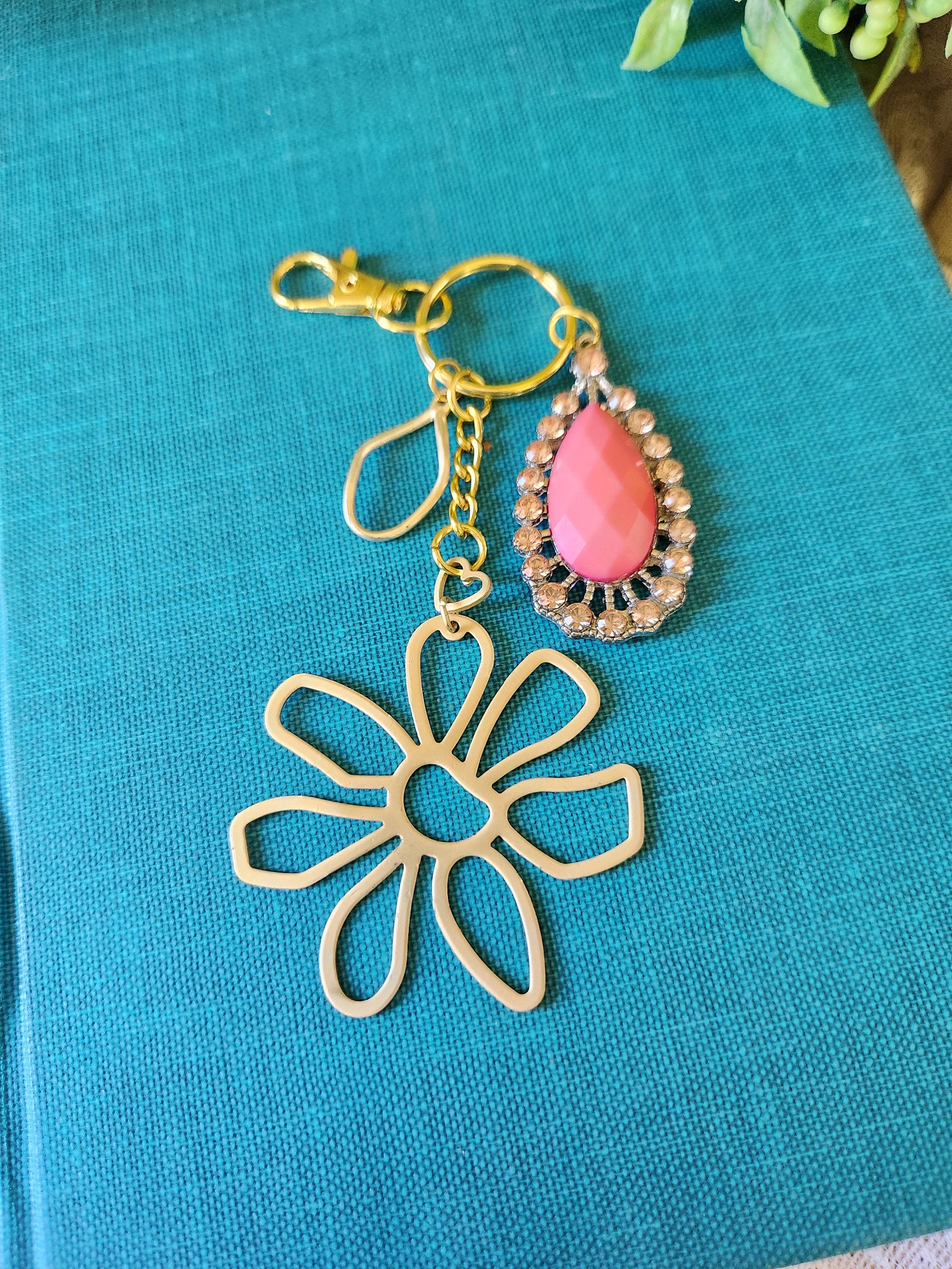 Set Da 3 Ciondoli Portachiavi A Fiore Smaltato Per Donna – Oro, Rosa, Bianco E Nero