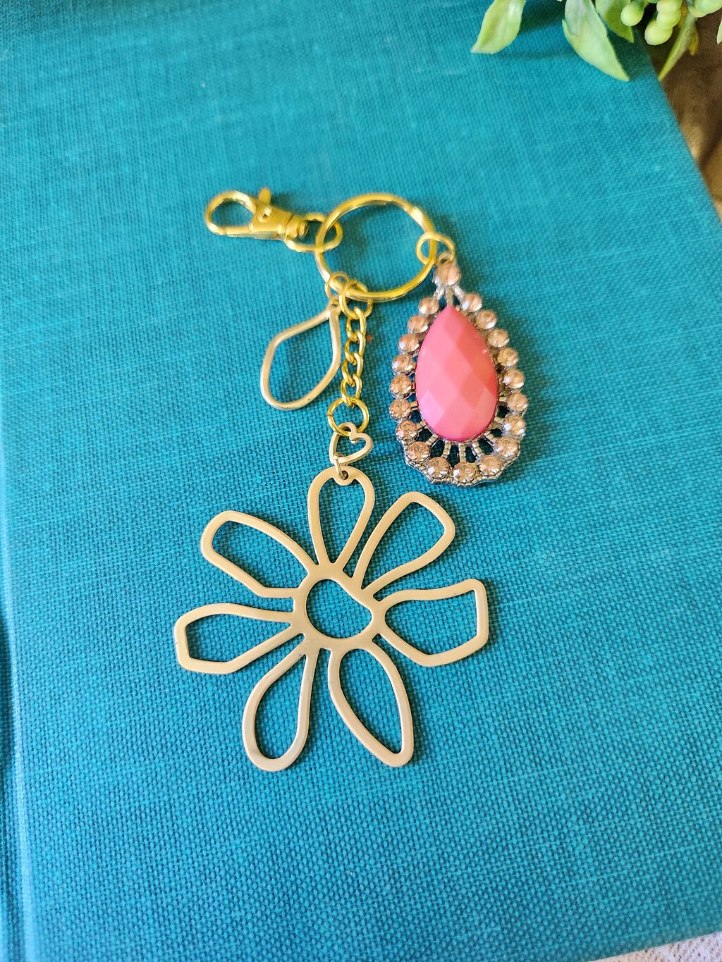 Set Da 3 Ciondoli Portachiavi A Fiore Smaltato Per Donna – Oro, Rosa, Bianco E Nero