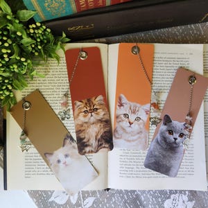 Marque-pages chaton mignon | Marqueur de livre en papier cartonné fait main | Cadeau club de lecture | Cadeau lecteur | pompon bijoux vintage | Cadeau pour amoureux des chats | Chatons