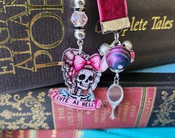 Bladwijzer met bedel skeletmeisje: boekenstring met roze fluwelen lint