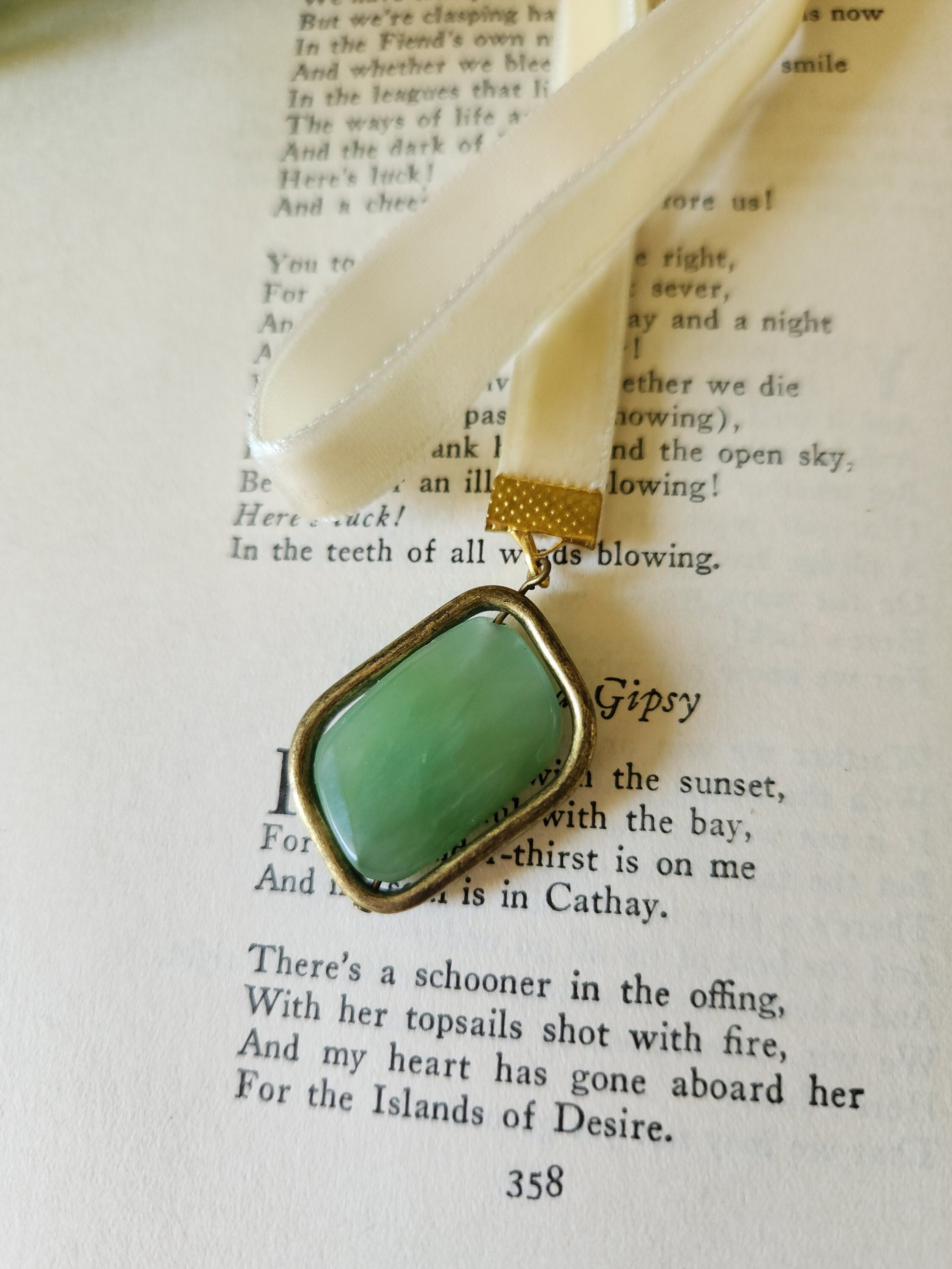 Green Aventurine Stone Bookmark | Looped Ivory Velvet Ribbon | Book Jewelry | Fathers Day | Book Thong | Book Worm Gift | Book Club Present