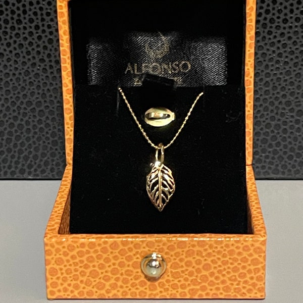 Delicate sparkly 18ct gold ball style chain with leaf pendant and box
