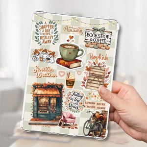 Pode incluir: Uma capa transparente para tablet decorada com autocolantes com tema de outono. Os autocolantes incluem uma chávena de café, livros, fantasmas e as palavras "Autumn", "Bookshop & Coffee" e "Falling in love with Stories". O fundo tem um padrão xadrez.