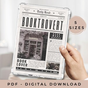 Könnte beinhalten: Eine transparente Tablet-Hülle mit einem Zeitungsdesign. Die Schlagzeile lautet "BOOKTROVERT" mit einer Buchladen-Illustration. Das Design enthält die Wörter "BOOK LOVER" und "READ MORE BOOKS." Der Text "PDF - DIGITALER DOWNLOAD" ist ebenfalls enthalten.