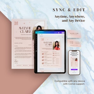 K&ouml;nnte beinhalten: Eine rosa und goldene Lebenslaufvorlage mit einem Foto einer Frau, dem Text "Avelyne Claire, Fashion Designer" und den W&ouml;rtern "Cover Letter", "Work Experience", "Education" und "Expertise". Die Vorlage wird auf einem Computerbildschirm, einem Tablet und einem Smartphone angezeigt. Der Text "Sync & Edit, Anytime, Anywhere, and Any Device" befindet sich oben im Bild. Der Text "Kompatibel mit jedem Ger&auml;t mit Canva-Unterst&uuml;tzung." befindet sich unten im Bild.