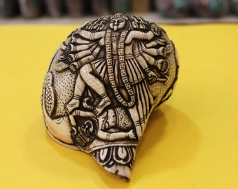 Caracola tibetana finamente elaborada a mano con la imagen de la diosa Kali para soplar.