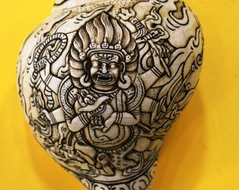 Caracola tibetana finamente elaborada a mano con la diosa Mahakala (deidad hindú y budista).