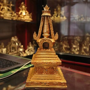 Stupa tibétain fait main 30 cm | Décor de stupa unique pour l&#39;espace de pleine conscience | Sculpture spirituelle en stupa | Symbole des Lumières et de la paix