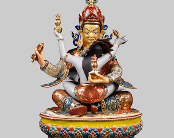 Estatua de Padmasambhava Shakti bañada en oro de 24 quilates: Decoración espiritual del Himalaya