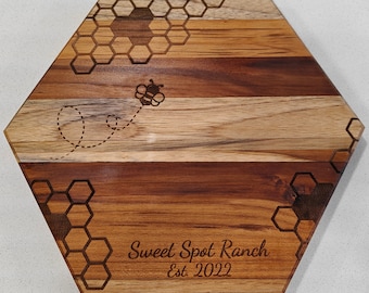 Miel y la tabla de carnicero de corte de teca hexagonal grabada con abeja para inauguración de la casa o regalo de boda Servicio y charcutería personalizados personalizados