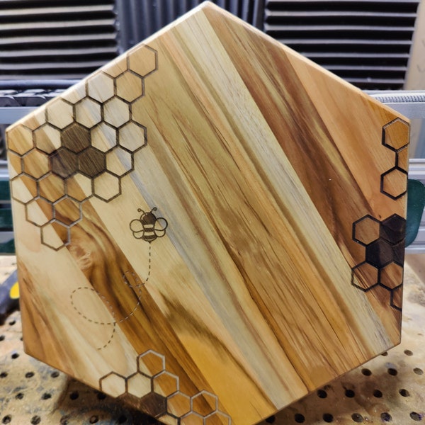 Tabla de cortar de teca con diseño de panal, bandeja hexagonal para embutidos con grabado de abeja, tabla de servir de madera, regalo único para inauguración de casa, tabla de quesos para decoración de cocina