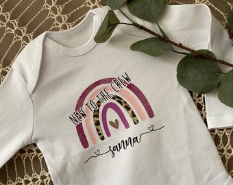 Newborn-Body, new to the crew, personalisiert, Regenbogen, 100% Bio-Baumwolle