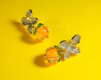 Mandarin Ohrringe, handgemachte Harz Ohrringe mit grüne Emaille Blätte, Obst Ohrstecker, 925 Silber, Geschenk, Summer