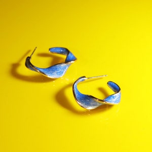 Blue spiral hoop earrings 925 silver｜Enamel earrings Ø25mm｜Trendy colorful dopamine jewelry gift idea summer