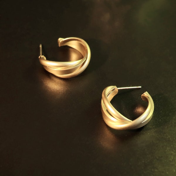 Gold Minimalistische Halbkreis Twist Reifen Creolen Ohrringe, Creolen Ohrringe Gold Rund, Ø25mm, alltags Ohrstecker in gold, Geschenkidee