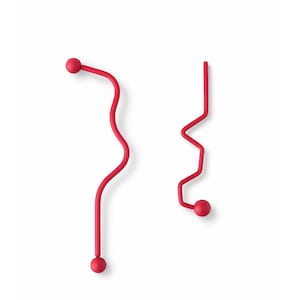 Könnte beinhalten: Zwei rot geformte Ohrringe vor weißem Hintergrund. Ein Ohrring hat ein wellenförmiges Design, der andere ein Zickzack-Design. Jeder Ohrring hat oben und unten eine kleine, runde Kugel.