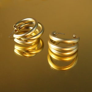 Gold Minimalist Three Hoops Creole Earrings, Hoop Earrings Gold Round, Ø30mm, everyday stud earrings in gold, gift idea