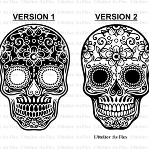 Peut inclure: Deux modèles de têtes de mort mexicaines en noir et blanc. La version 1 est remplie de noir, tandis que la version 2 a un contour blanc. Les deux présentent des motifs floraux et tourbillonnants, avec le texte "L'Atelier du Flex".