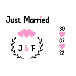 Op de afbeelding: Witte achtergrond met de woorden "Just Married" in zwart. Roze harten en de initialen "J & F" staan in een zwarte lauwerkrans. De datum "30 07 22" wordt weergegeven met roze harten.