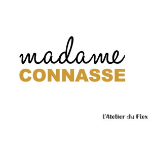Może przedstawiać: Białe tło z napisem "madame CONNASSE" w czarnych i złotych literach. Tekst "l'Atelier du Flex" jest napisany na czarno na dole obrazu.