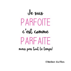 Peut inclure: Fond blanc avec le texte "Je suis PARFOITE c'est comme PARFAITE mais pas tout le temps!" en noir et rose. Le texte est écrit dans un style manuscrit. Le coin inférieur droit porte la mention "l'Atelier du Flex".
