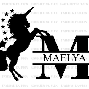 Peut inclure: Silhouette noire d'une licorne cabrée, avec une corne et une crinière flottante, et une série d'étoiles. Le nom "MAELYA" est affiché dans une police stylisée, avec la lettre "M" en évidence.