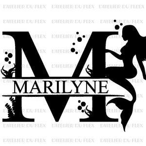 Può includere: Silhouette nera di una sirena seduta su una grande lettera "M". Il nome "MARILYNE" è centrato all'interno della lettera. Bolle e alghe completano il design. Il testo "L'ATELIER DU FLEX" è ripetuto attorno al bordo.