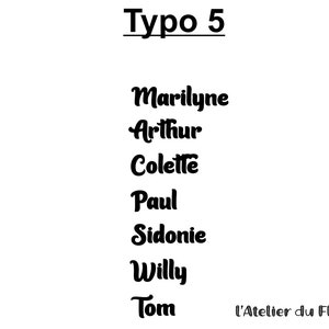 Op de afbeelding: Een witte achtergrond met bovenaan de tekst "Typo 5". Daaronder staan de namen "Marilyne", "Arthur", "Colette", "Paul", "Sidonie", "Willy" en "Tom" in een zwart, cursief lettertype. Onderaan staat de tekst "L'Atelier du Flex".