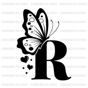 Puede incluir: Gráfico negro de la letra "R" con un diseño de mariposa en el lado izquierdo. La mariposa tiene alas detalladas con círculos y líneas. Debajo de la letra hay tres corazones. El texto "L'ATELIER DU FLEX" se repite.