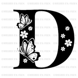 Peut inclure: Lettre "D" noire ornée de papillons et de fleurs blanches. La lettre est décorée de deux papillons et de plusieurs petites fleurs. Le fond est blanc avec le texte "L'ATELIER DU FLEX".