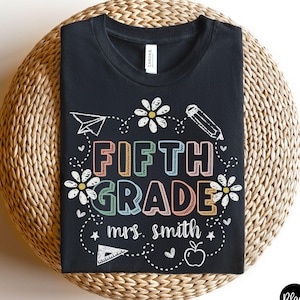 Chemise personnalisée de professeur de cinquième année, T-shirt de professeur de cinquième année, t-shirts rétro de l'équipe de cinquième année, cadeau personnalisé nom de professeur pour la rentrée