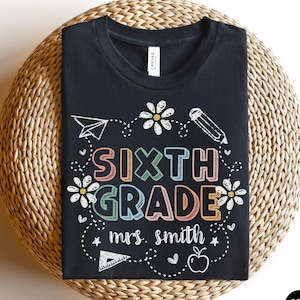 Chemise personnalisée pour professeur de 6e année, T-shirt pour professeur de 6e année, jolies chemises d'équipe de sixième année, cadeau nom personnalisé pour enseignant, t-shirt pour la rentrée