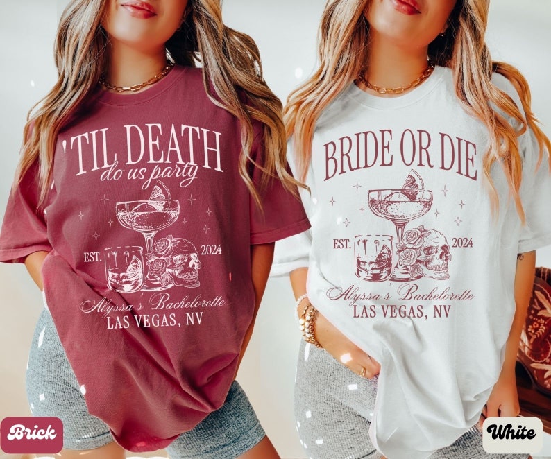 Puede incluir: Dos camisetas blancas con un gr&aacute;fico de calavera y c&oacute;ctel. El texto en las camisetas dice "Til Death do us party" y "Bride or Die". Ambas camisetas tienen el texto "Alyssa's Bachelorette Las Vegas, NV" y el a&ntilde;o "2024".