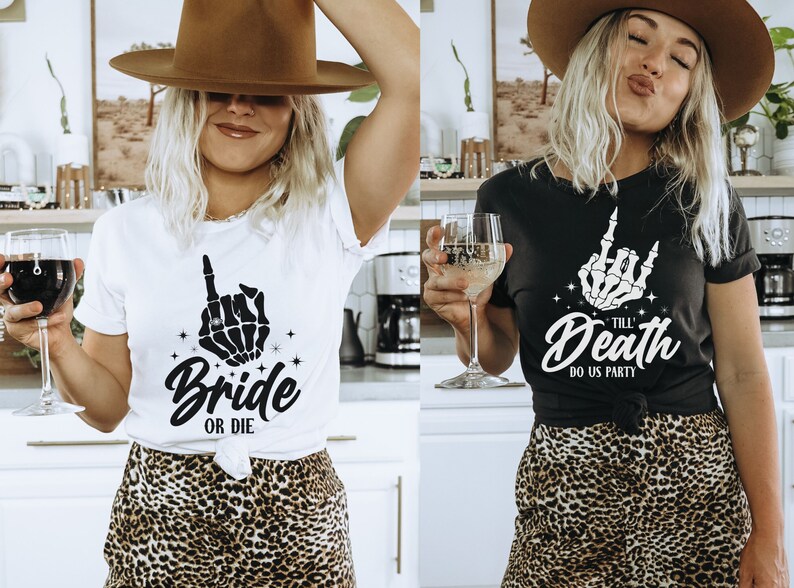 Puede incluir: Dos mujeres con camisas a juego con un gr&aacute;fico de mano de esqueleto. La camisa blanca dice "Bride or Die" y la camisa negra dice "Till Death Do Us Party". Ambas mujeres llevan faldas de estampado de leopardo y sombreros marrones.
